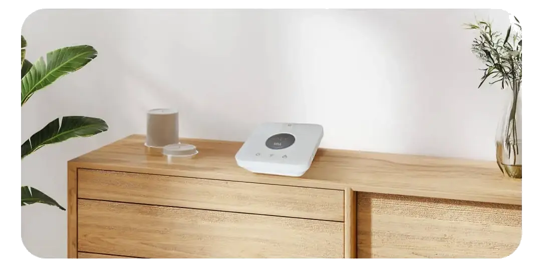 Seniorin mit Notruf-Armband in der Wohnung
